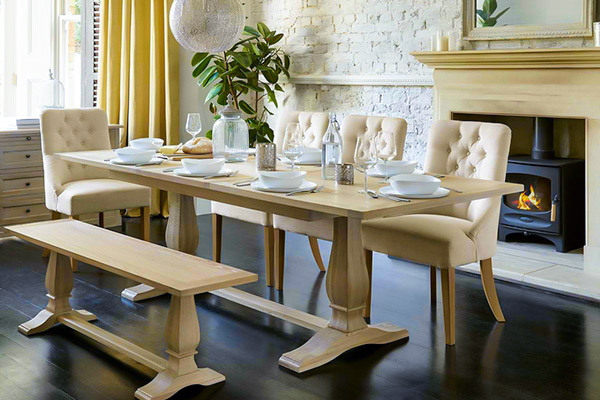 Mix elegant de scaune de decor și dining într-o cameră de luat masa