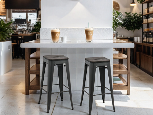 Contrastul dintre dinamica scaunelor de bar și confortul scaunelor standard în cafenea